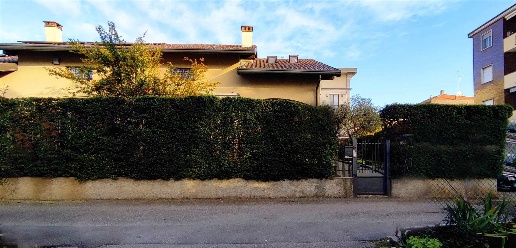 Foto Villa a schiera in via Monte Grappa, Saronno di 150 m² con 5 locali