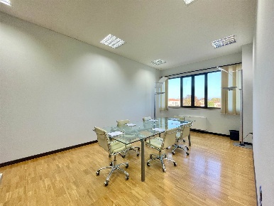 Foto Ufficio a Mantova Belfiore di 265 m² con 8 locali in affitto