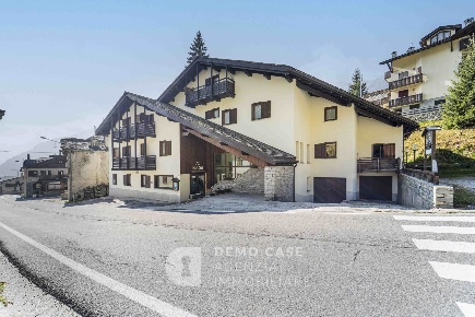 Foto Hotel a Madesimo di 1000 m² con 9 locali in vendita