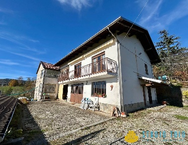 Foto Casa indipendente a Donato Centro di 200 m² con 12 locali in vendita