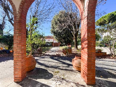 Foto Villa unifamiliare a Camaiore Lido di Camaiore di 200 m² con 10 locali