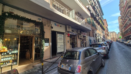 Foto Negozio in via Michele Kerbaker, Napoli Vomero di 70 m² con 2 locali
