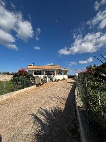 Foto Villa unifamiliare in Strada Coppola V 4, Sava di 300 m² con 9 locali