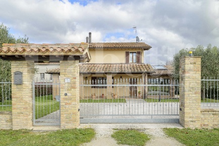 Foto Casa indipendente in Via Fraz.  Ponte d'Assi 0, Gubbio di 220 m²