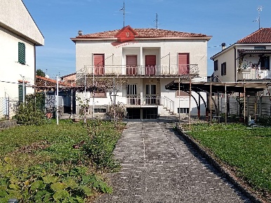 Foto Villa bifamiliare a Brembate Centro di 379 m² con 14 locali in vendita