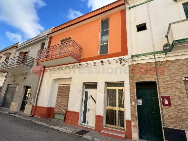 Foto Appartamento in Via Cavour 29, Pulsano Centro di 120 m² con 4 locali