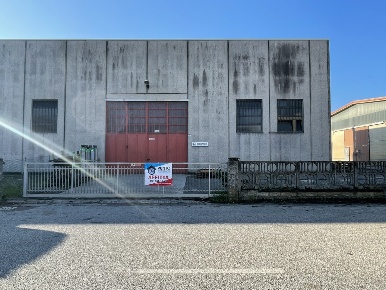 Foto Capannone industriale in Via Amendola 4, San Pietro in Casale Centro