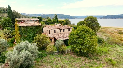 Foto Casale in SS448 79, Baschi di 287 m² con 9 locali in vendita