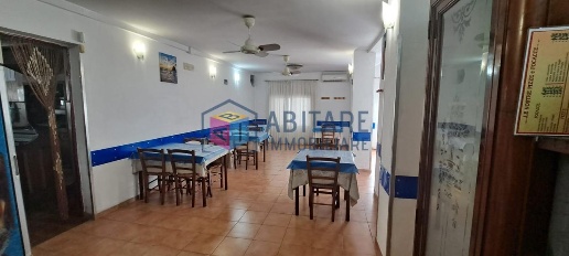 Foto Locale commerciale a Livorno Pontino - Bastia di 130 m² con 2 locali