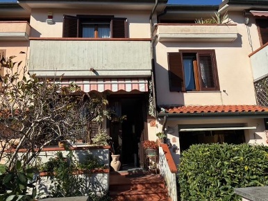 Foto Villa a schiera a San Giuliano Terme di 150 m² con 7 locali in vendita