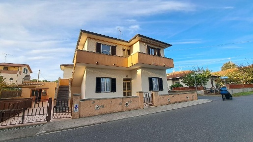 Foto Villa bifamiliare a Rosignano Marittimo Rosignano Solvay di 230 m²