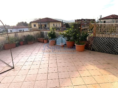 Foto Appartamento a Castelnuovo Magra Centro di 120 m² con 5 locali