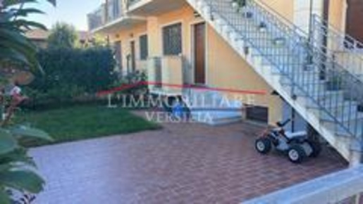 Foto Appartamento a Massa Zona Industriale di 125 m² con 6 locali