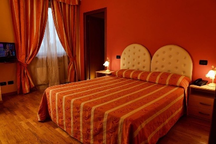 Foto Hotel a Altopascio Centro di 460 m² con 20 locali in vendita