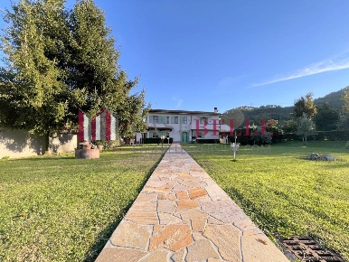 Foto Casa indipendente a Camaiore Camaiore Paese di 220 m² con 10 locali