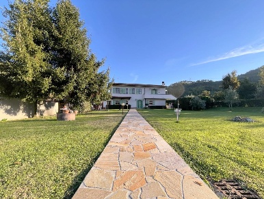 Foto Casa indipendente a Camaiore Camaiore Paese di 220 m² con 10 locali