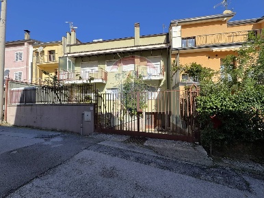 Foto Casa indipendente in Via Verteglia, Montella di 500 m² con 12 locali
