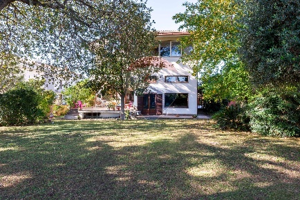 Foto Villa unifamiliare in Via Aristofane, Roma Axa di 350 m² con 11 locali