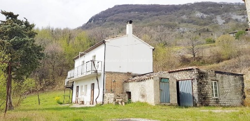 Foto Casa indipendente in C.da Traino, Villa Celiera di 165 m² con 9 locali