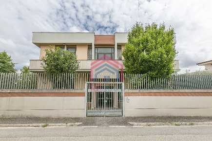 Foto Locale commerciale in Via Pontina, Aprilia di 1134 m² con 30 locali