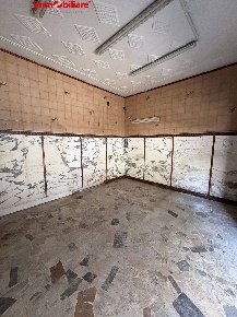 Foto Locale commerciale in Via Giuseppe Zurlo, Napoli San Carlo All'Arena