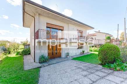 Foto Casa indipendente a Cappella Maggiore Centro di 200 m² con 5 locali