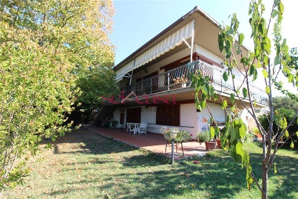 Foto Villa singola a Roccastrada Sticciano Scalo di 290 m² con 12 locali