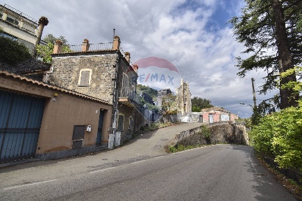 Foto Rustico in Via Provinciale Per Riposto, Acireale di 85 m² con 4 locali