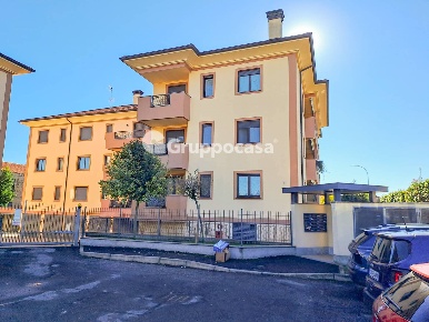 Foto Appartamento in Via Piave, Magenta Centro di 80 m² con 3 locali