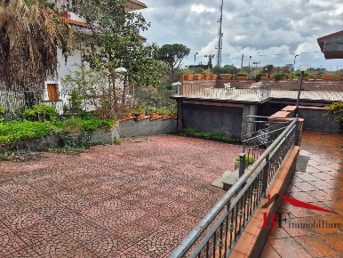 Foto Box in Via A. La Marmora, Mascalucia Centro di 40 m² con 40 locali