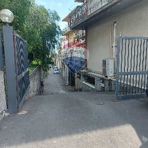 Foto Box in Via Etnea, Tremestieri Etneo Centro di 54 m² con 1 locali