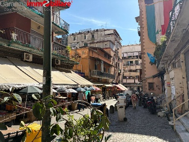 Foto Locale commerciale in Via Giuseppe Zurlo, Napoli San Carlo All'Arena