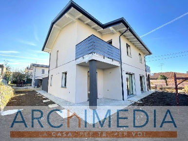 Foto Villa a schiera in via giovanni XXIII, Castronno Centro di 150 m²