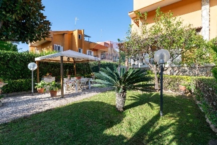 Foto Villa unifamiliare in Via Ermesianatte, Roma Axa di 195 m² in vendita