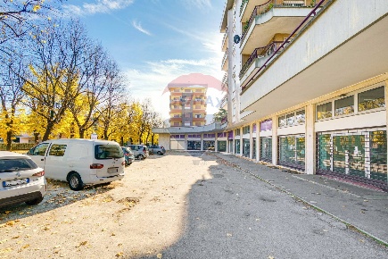 Foto Negozio in VIALE BOCCACCIO, Busto Arsizio Sant'Edoardo di 1200 m²