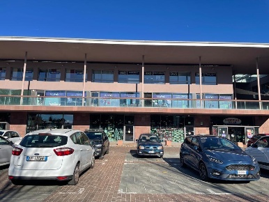 Foto Negozio in Via Roma, Olgiate Comasco Centro di 450 m² con 1 locali
