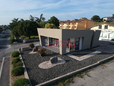 Foto Locale commerciale in via Tolstoj, Anguillara Sabazia Centro di 80 m²