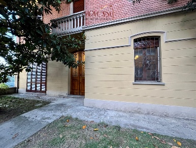 Foto Case semi ndipendenti a Massa Lombarda di 279 m² con 5 locali