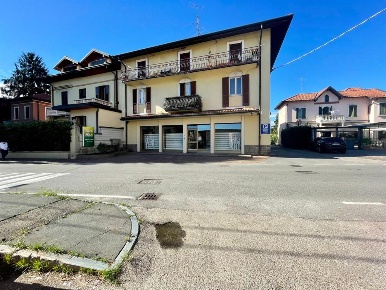 Foto Negozio in Via Cavour, Castronno Centro di 400 m² con 4 locali