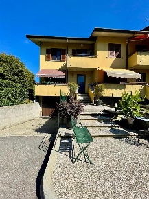 Foto Villa a schiera in Via Primo Maggio, Azzate Centro di 210 m²