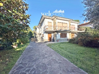 Foto Villa unifamiliare a Campi Bisenzio Centro di 427 m² con 14 locali