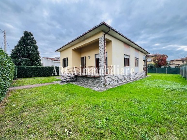Foto Villa unifamiliare a Pietrasanta di 160 m² con 7 locali in vendita