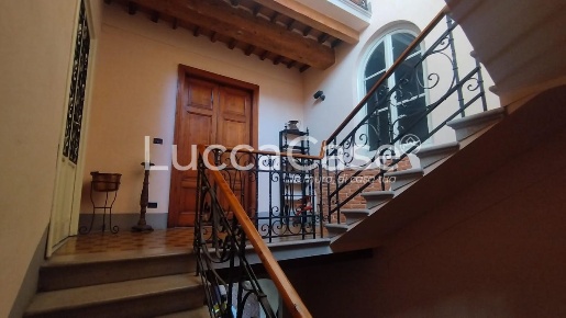 Foto Appartamento a Lucca Ponte a Moriano di 120 m² con 6 locali in vendita