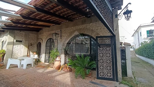 Foto Villa unifamiliare in VIA CAPOLINO, Minturno di 140 m² con 6 locali