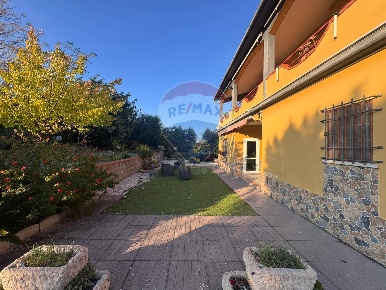 Foto Casa indipendente in contrada Ricupo, Larino di 228 m² con 12 locali