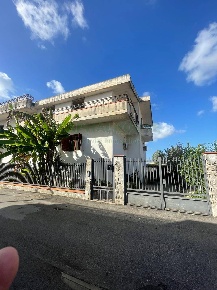 Foto Villa singola a Pomigliano d'Arco di 300 m² con 8 locali in vendita