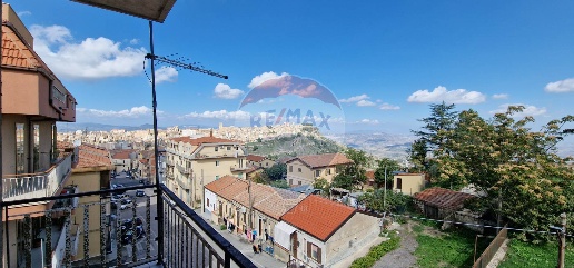 Foto Appartamento in Via Spirito Santo, Enna Centro di 134 m² con 6 locali