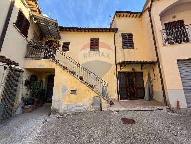 Foto Case semi ndipendenti in LOCALITA' SOSTINO, Foligno di 105 m²