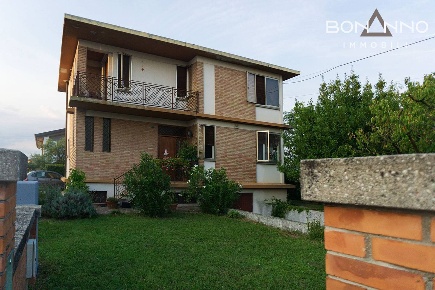 Foto Casa indipendente a Castelfranco Veneto di 250 m² con 7 locali