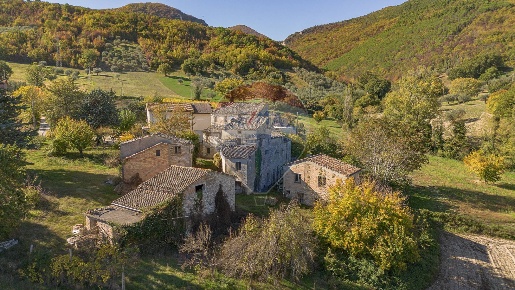 Foto Rustico in sasso domo, Serra San Quirico di 300 m² con 4 locali